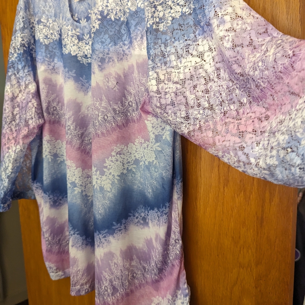 Ladies 2X Alfred Dunner pullover blouse with lace sleeves.